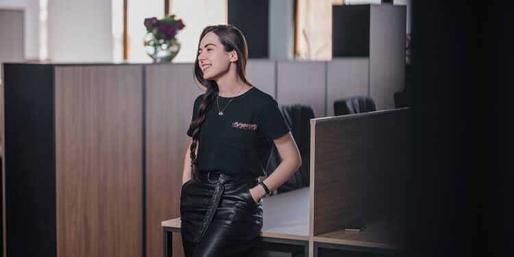 Իրավաբանական բաժնի ղեկավարը, որի գրասեղանի գիրքը Նիցշե է. Ռուզաննա Հարությունյան